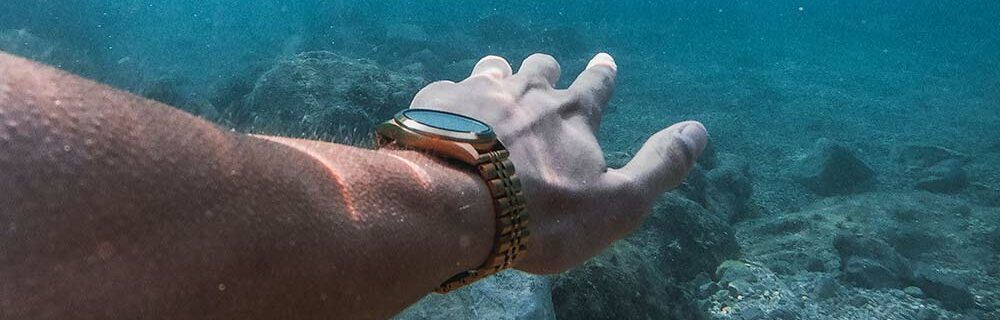Diving with a watch on